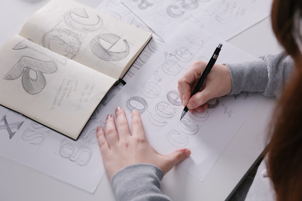 kobu-foundry-typeface-design-by-brigida-guerreiro Brígida Guerreiro testing typographic sketches for new fonts.